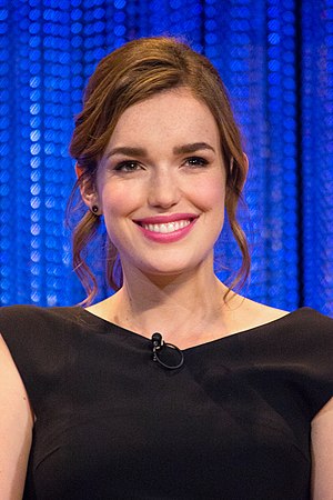 Elizabeth Henstridge Profile Picture