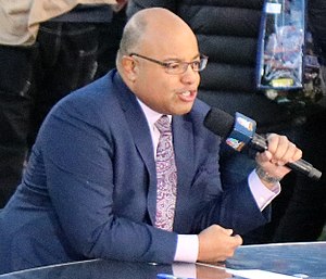 Mike Tirico Profile Picture