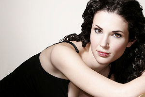 Laura Mennell Profile Picture