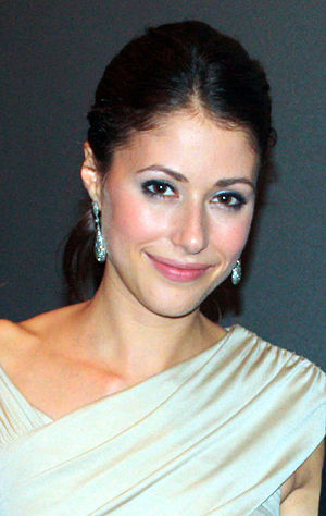 Amanda Crew Profile Picture