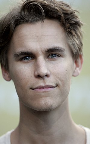 Rhys Wakefield Profile Picture