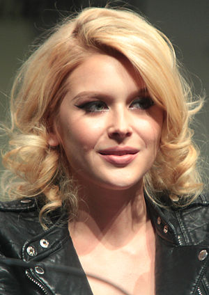 Renee Olstead Profile Picture