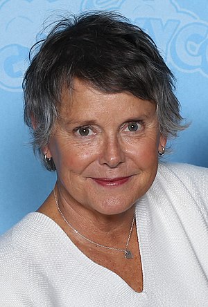 Amanda Bearse Profile Picture