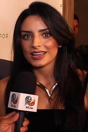 Aislinn Derbez