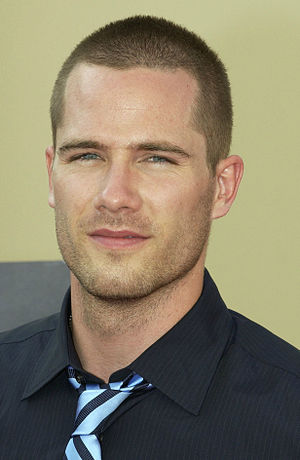 Luke Macfarlane Profile Picture